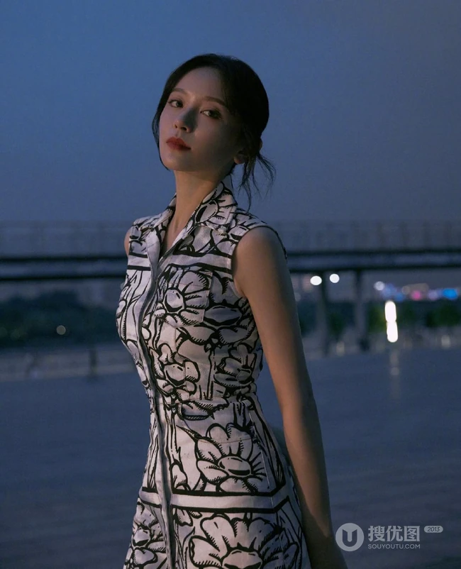 女演员施诗加州天空系列长裙夏日暮色写真大片