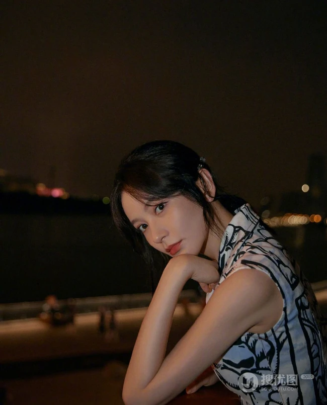 女演员施诗加州天空系列长裙夏日暮色写真大片