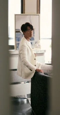黄轩干净利落，优雅帅气纯白西服套装搭配卷发发型写真图片