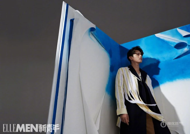 许凯以&ldquo;笔墨纸砚&rdquo;概念结合时尚帅气飘逸封面写真大片