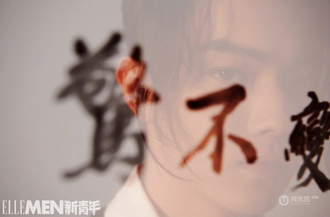 许凯以&ldquo;笔墨纸砚&rdquo;概念结合时尚帅气飘逸封面写真大片