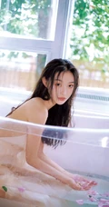 洗花浴的长发骨感肩带气质长裙女生清透写真图集