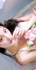 洗花浴的长发骨感肩带气质长裙女生清透写真图集