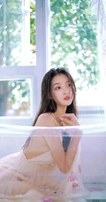 洗花浴的长发骨感肩带气质长裙女生清透写真图集