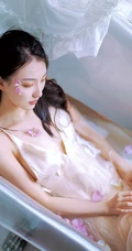 洗花浴的长发骨感肩带气质长裙女生清透写真图集