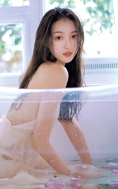洗花浴的长发骨感肩带气质长裙女生清透写真图集