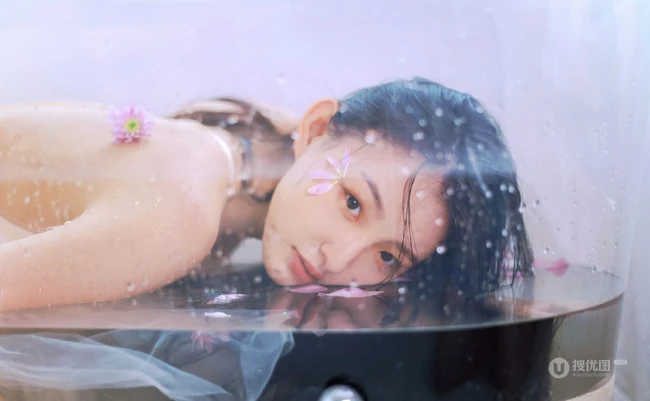 洗花浴的长发骨感肩带气质长裙女生清透写真图集