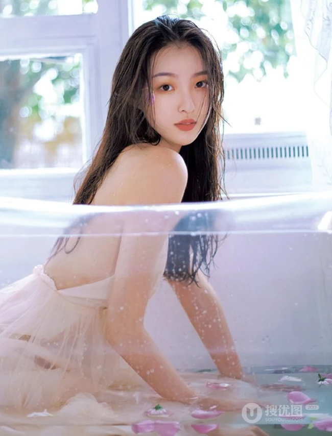 洗花浴的长发骨感肩带气质长裙女生清透写真图集
