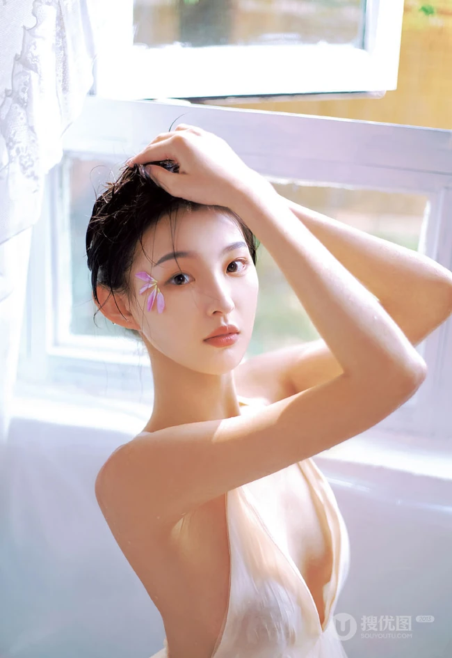 洗花浴的长发骨感肩带气质长裙女生清透写真图集