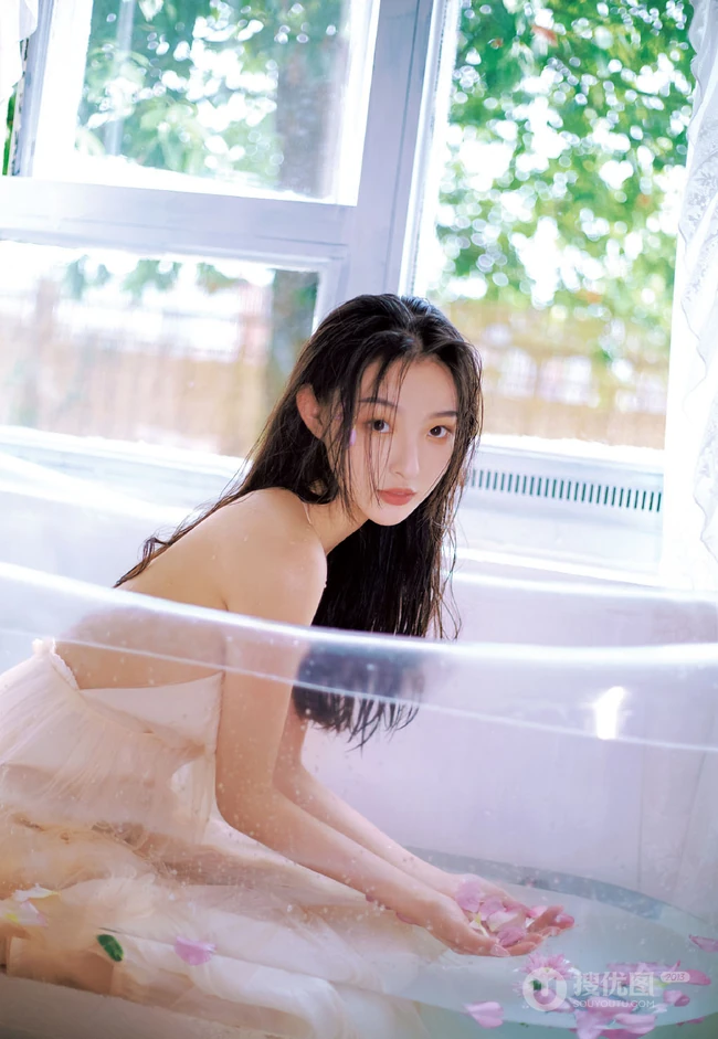 洗花浴的长发骨感肩带气质长裙女生清透写真图集