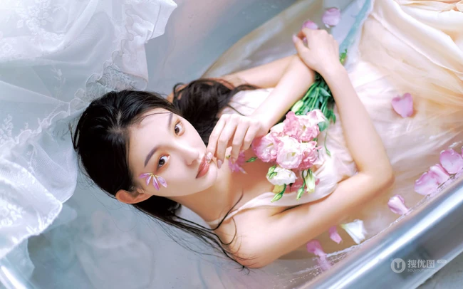 洗花浴的长发骨感肩带气质长裙女生清透写真图集