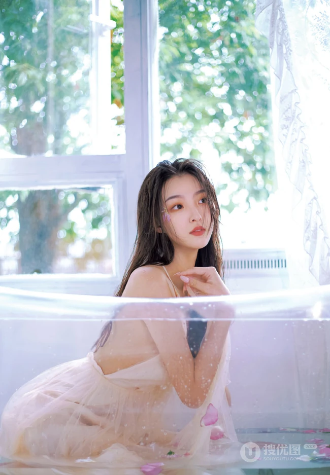 洗花浴的长发骨感肩带气质长裙女生清透写真图集