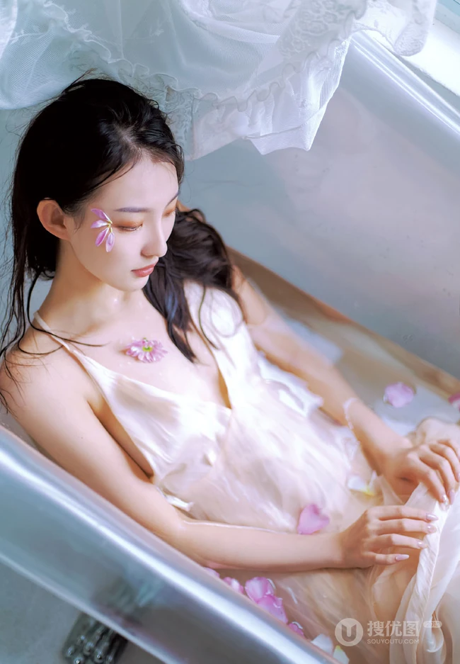 洗花浴的长发骨感肩带气质长裙女生清透写真图集