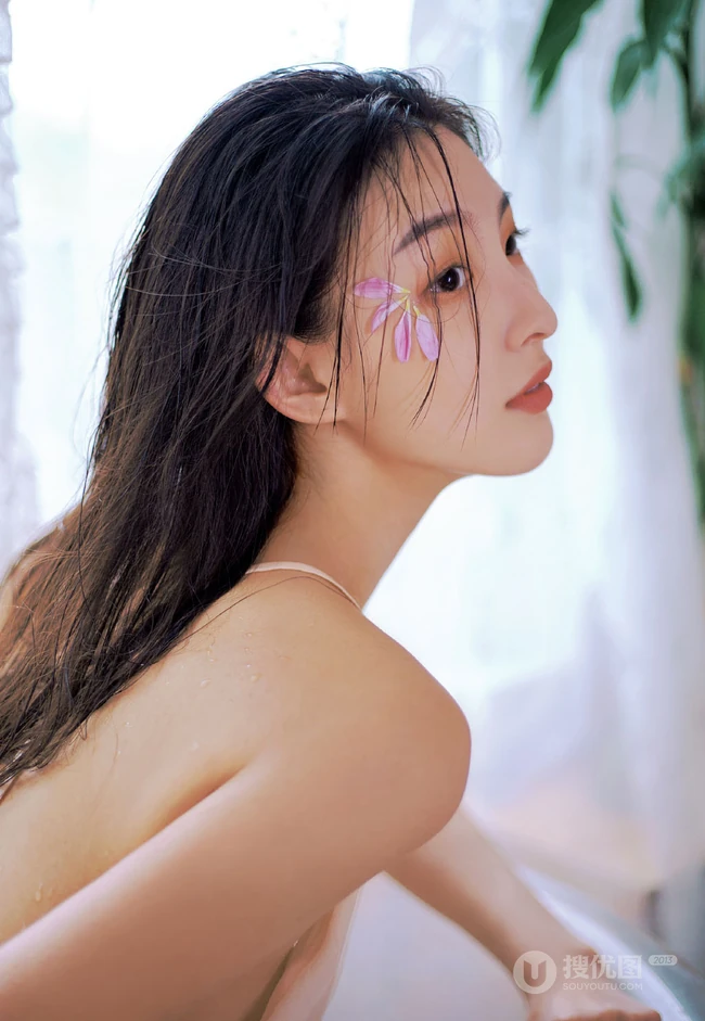 洗花浴的长发骨感肩带气质长裙女生清透写真图集