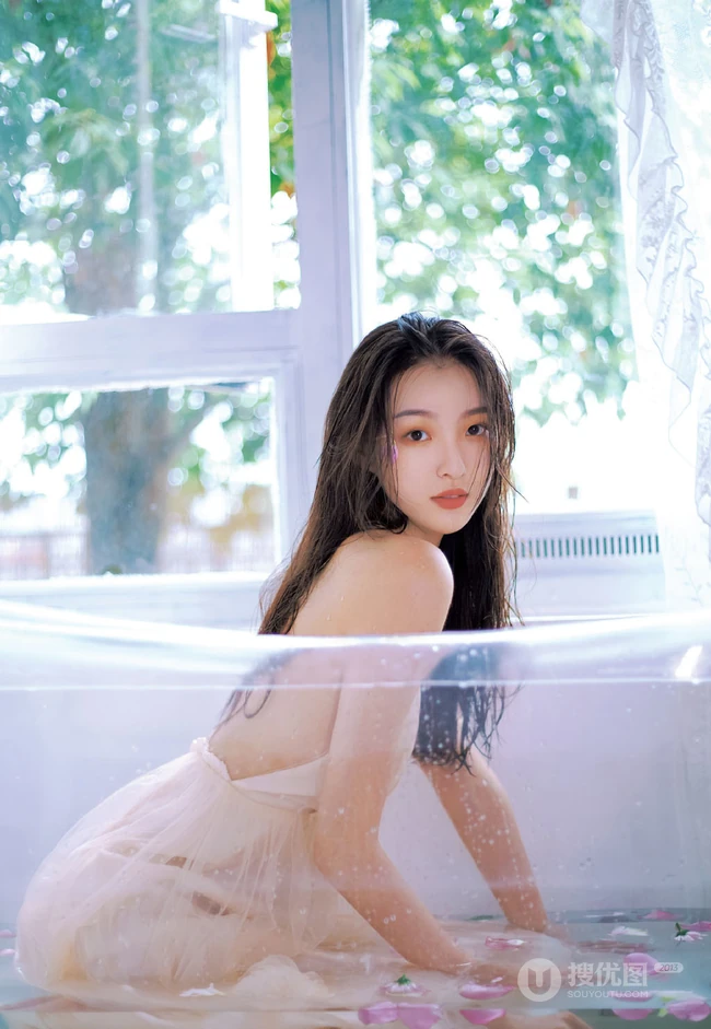 洗花浴的长发骨感肩带气质长裙女生清透写真图集