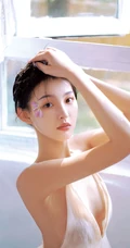 洗花浴的长发骨感肩带气质长裙女生清透写真图集