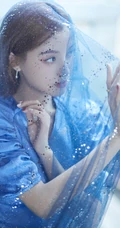 网络红人，微博气质女生林小宅晒轻纱篮裙盖头上写真美照