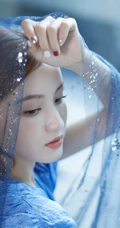 网络红人，微博气质女生林小宅晒轻纱篮裙盖头上写真美照