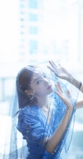 网络红人，微博气质女生林小宅晒轻纱篮裙盖头上写真美照