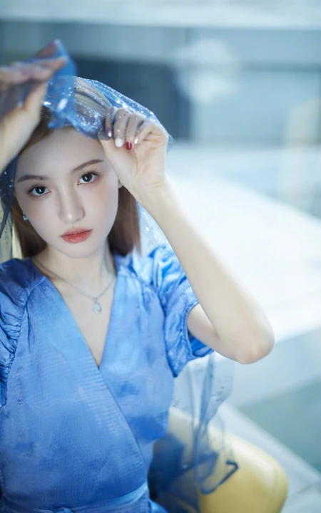 网络红人，微博气质女生林小宅晒轻纱篮裙盖头上写真美照