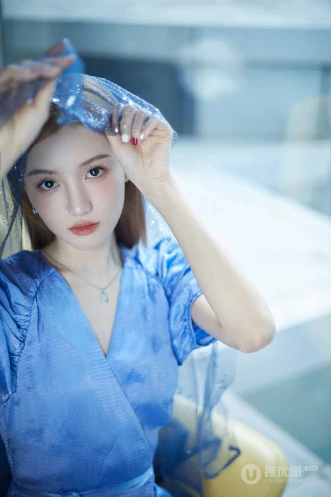 网络红人，微博气质女生林小宅晒轻纱篮裙盖头上写真美照