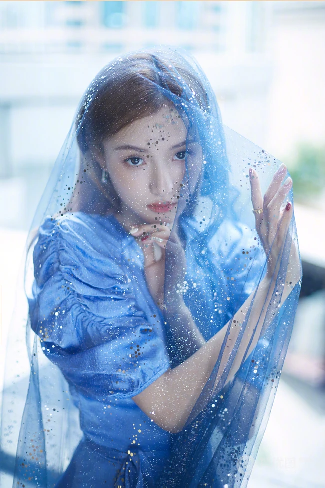 网络红人，微博气质女生林小宅晒轻纱篮裙盖头上写真美照