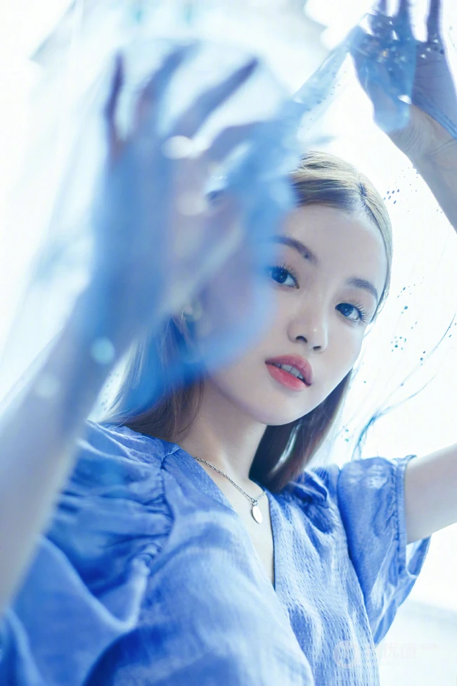 网络红人，微博气质女生林小宅晒轻纱篮裙盖头上写真美照