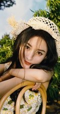 夏日，赵丽颖在小树林，身穿清新小雏菊连衣裙可爱复古写真照