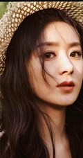 夏日，赵丽颖在小树林，身穿清新小雏菊连衣裙可爱复古写真照