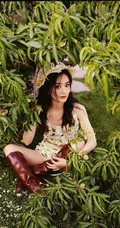 夏日，赵丽颖在小树林，身穿清新小雏菊连衣裙可爱复古写真照