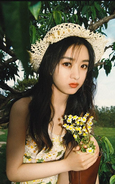 夏日，赵丽颖在小树林，身穿清新小雏菊连衣裙可爱复古写真照