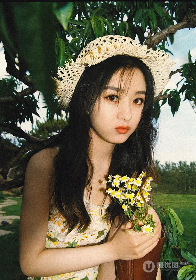 夏日，赵丽颖在小树林，身穿清新小雏菊连衣裙可爱复古写真照