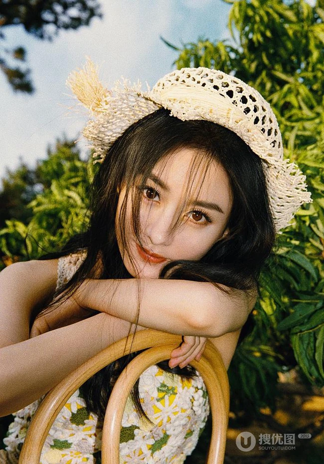夏日，赵丽颖在小树林，身穿清新小雏菊连衣裙可爱复古写真照