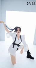 蔡卓宜高扎染色马尾酷感十足白裙高跟写真杂志图片