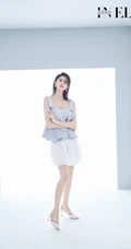 蔡卓宜高扎染色马尾酷感十足白裙高跟写真杂志图片