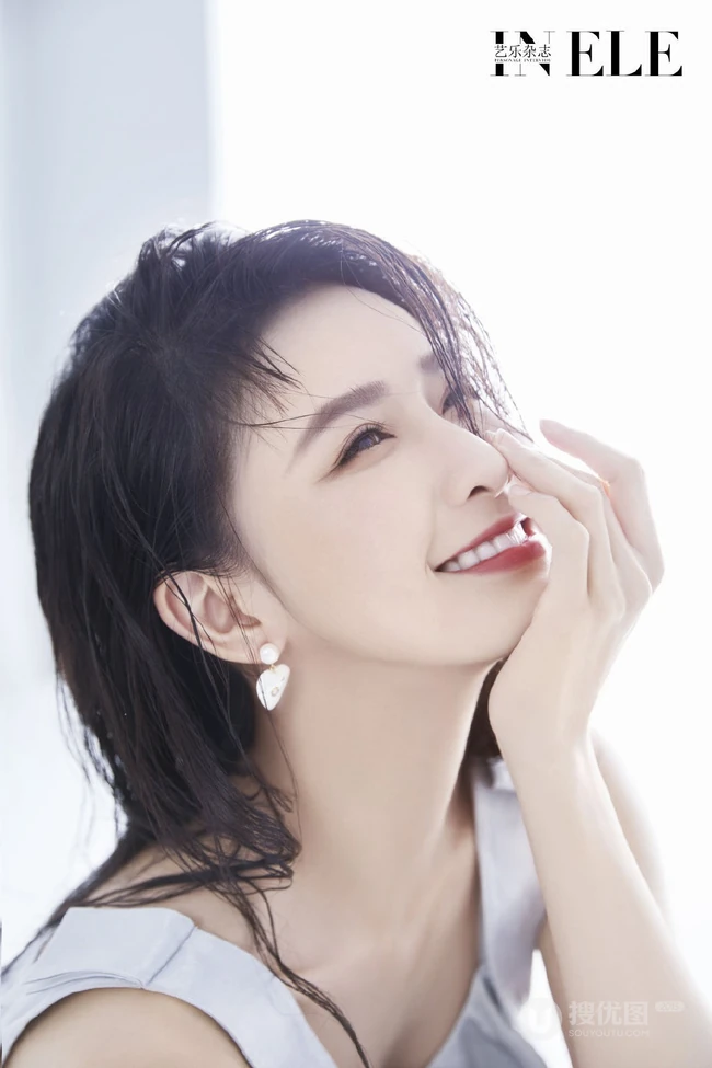 蔡卓宜高扎染色马尾酷感十足白裙高跟写真杂志图片