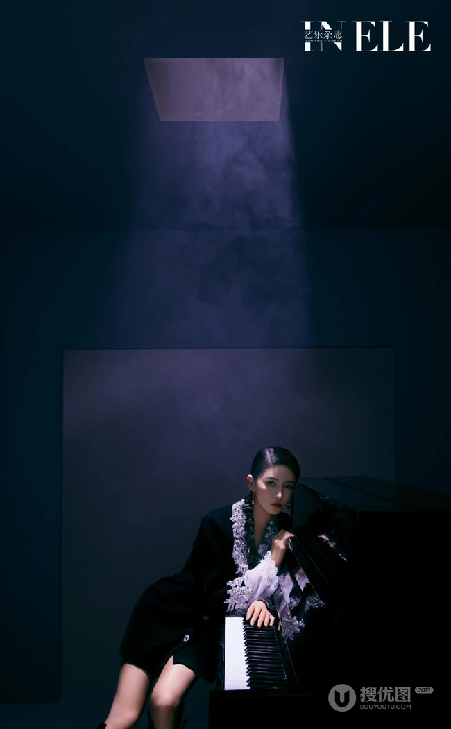 黑白琴键前的蔡卓宜梦幻文艺超美写真图集