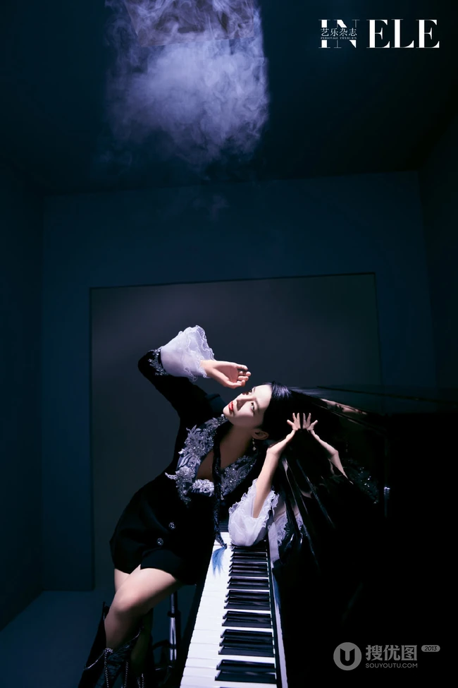 黑白琴键前的蔡卓宜梦幻文艺超美写真图集