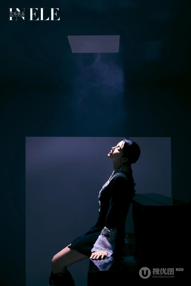黑白琴键前的蔡卓宜梦幻文艺超美写真图集