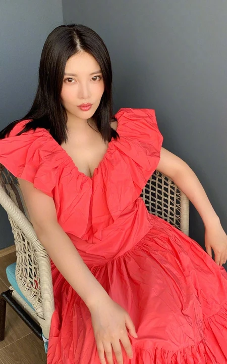 徐冬冬微博晒照，红裙着身，显气质匀称气质线条