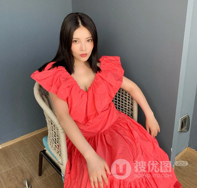 徐冬冬微博晒照，红裙着身，显气质匀称气质线条