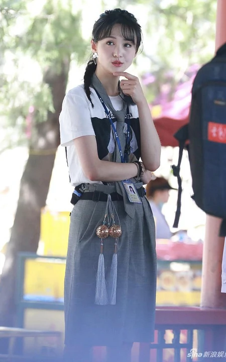 路人镜头下的郑爽，《我在颐和园等你》节目郑爽路透照甜美图片