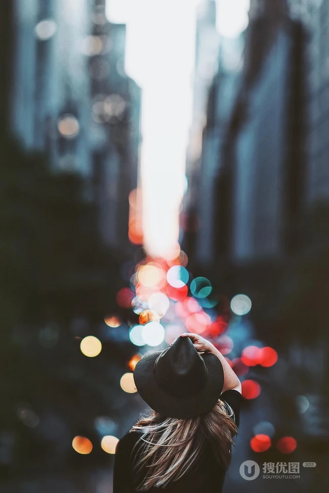 街道，城市的道路，广场上的欧美女生手机壁纸