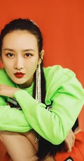 王鸥超短红裙时尚潮流气质穿搭写真，尽显白皙线条感纤细线条