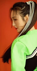 王鸥超短红裙时尚潮流气质穿搭写真，尽显白皙线条感纤细线条