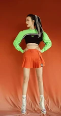 王鸥超短红裙时尚潮流气质穿搭写真，尽显白皙线条感纤细线条