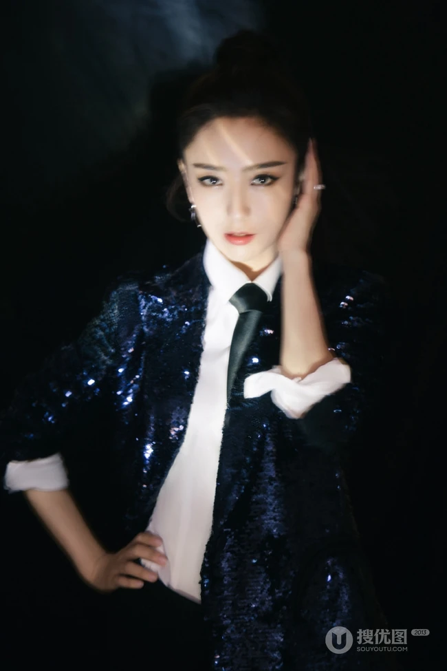 佟丽娅buling闪亮全黑舞者服酷美写真，搭配短裤高跟线条感动人