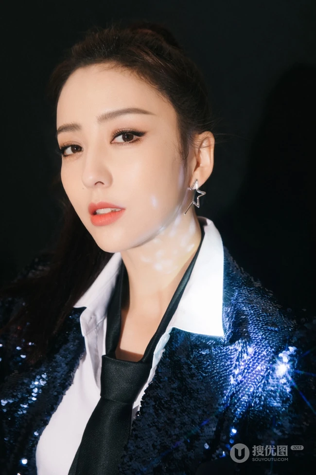 佟丽娅buling闪亮全黑舞者服酷美写真，搭配短裤高跟线条感动人