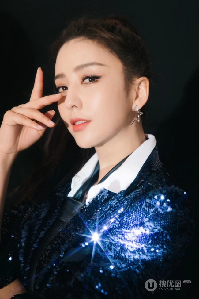 佟丽娅buling闪亮全黑舞者服酷美写真，搭配短裤高跟线条感动人