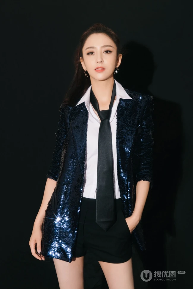 佟丽娅buling闪亮全黑舞者服酷美写真，搭配短裤高跟线条感动人